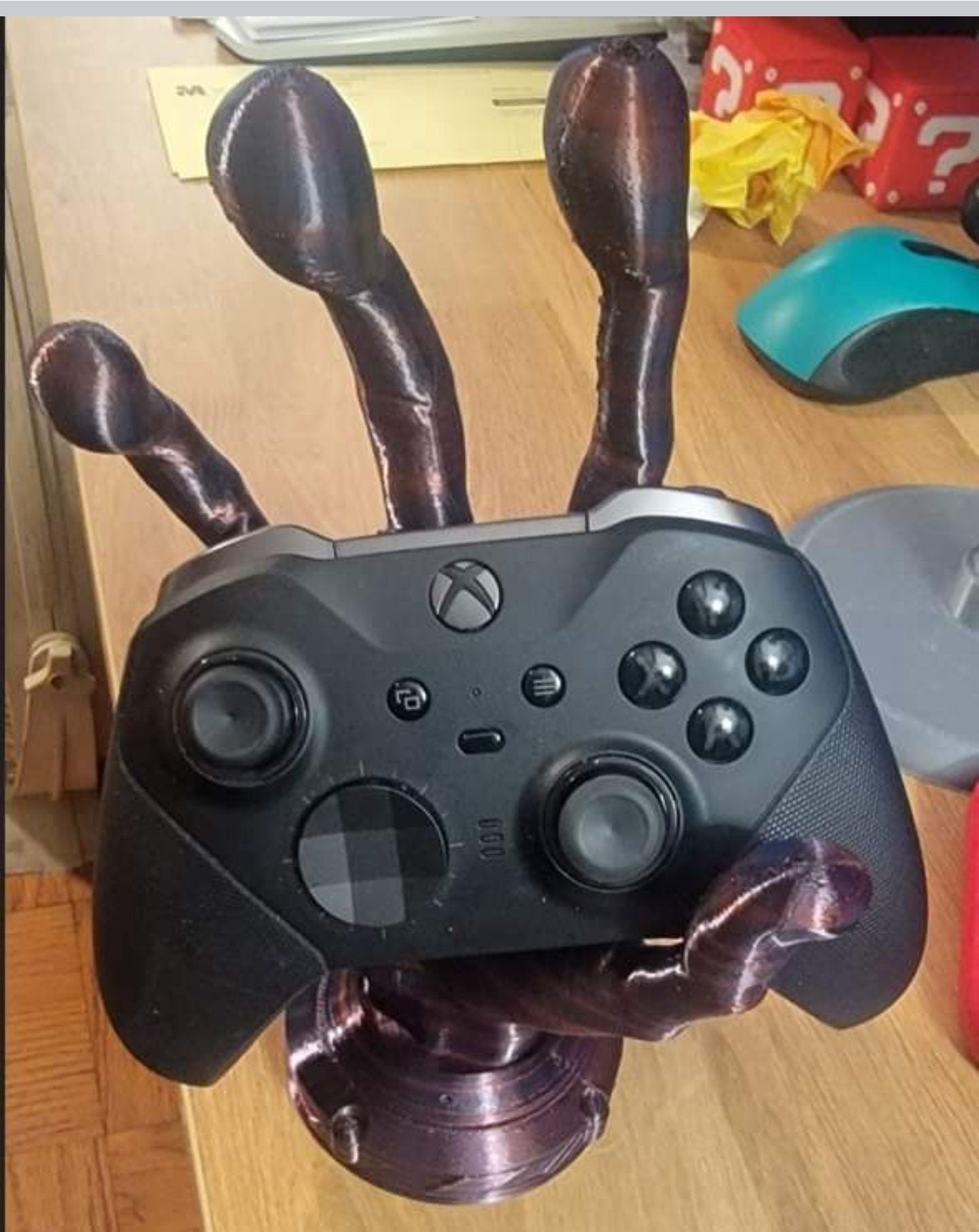 Six finger alien hand variant