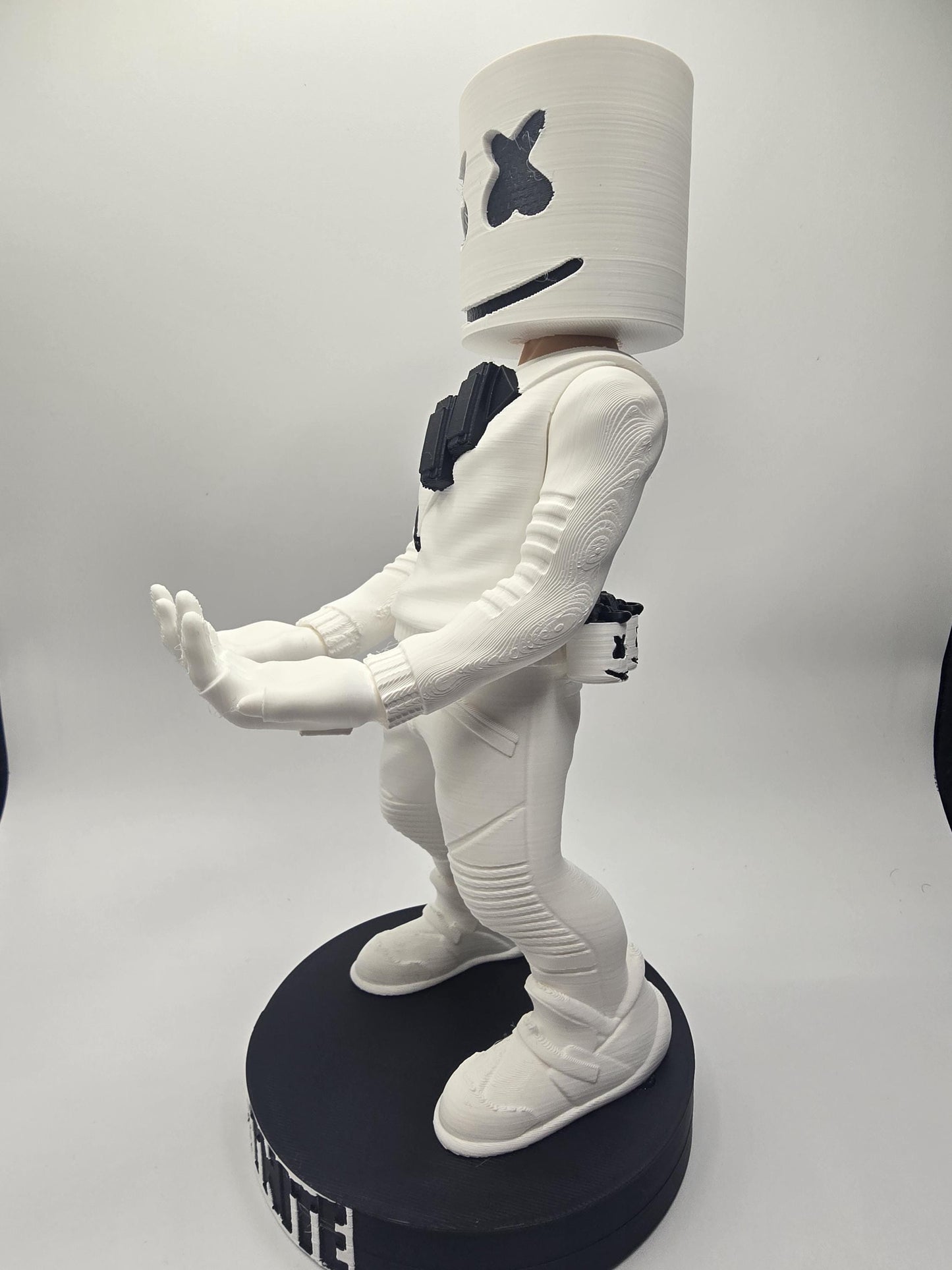 Marshmallow holder with a phone